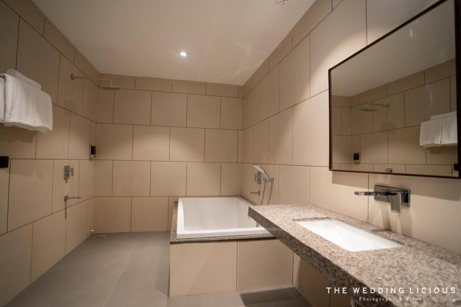 Hotel Omaya Garden Rāipur エクステリア 写真